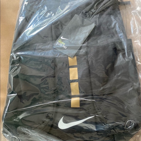 NWT NIKE ELITE PRO BACKPACK. BLACK/GOLD. NO OFFERS - Picture 3 of 4